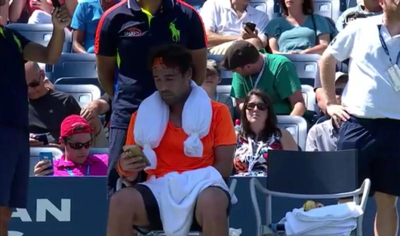 Insolite : Baghdatis envoie un sms à sa femme en plein match face à Monfils 