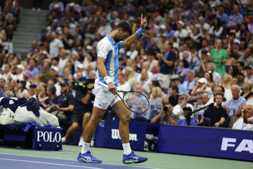 Djokovic en équilibriste à un set de son 24e titre du Grand Chelem !