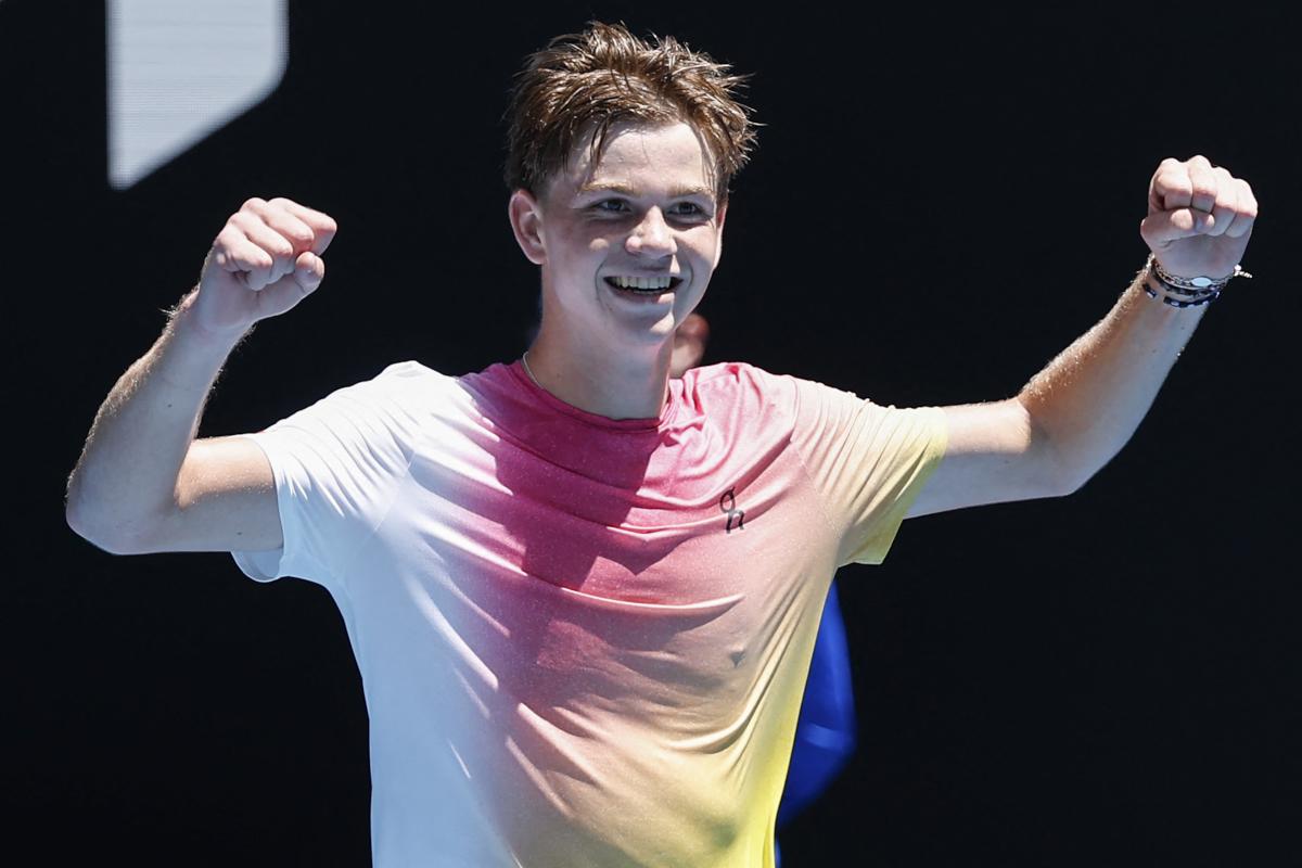 Federer lykønsker Bernet, vinder af Junior Australian Open