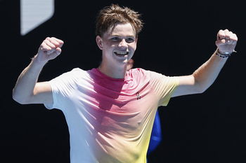 Federer congratulates Bernet, winner of the Junior Australian Open