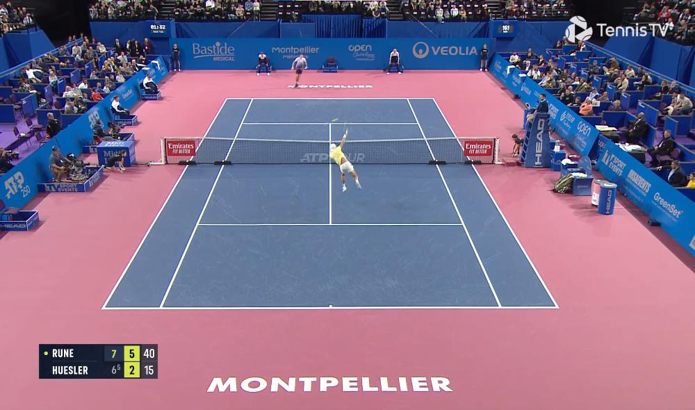 Rune conclut par un Slam Dunk à la Sampras à Montpellier face à Huesler