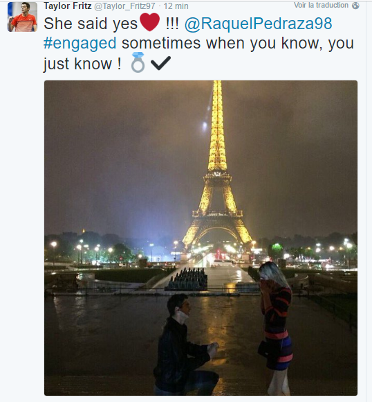 Taylor Fritz s'est fiancé avec sa petite amie de longue date, Raquel Pedraza, ce lundi soir aux pieds de la Tour Eiffel