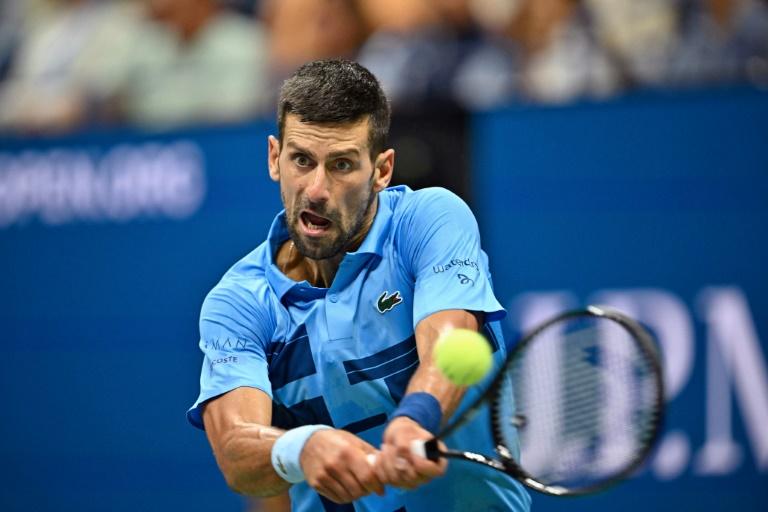 Djokovic geeft Cobolli tennisles