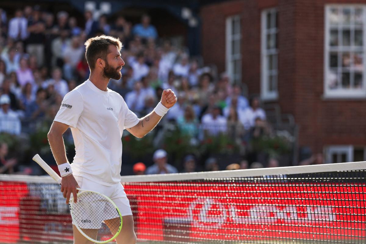 Moutet sauve une balle de match et renverse Fritz pour rallier les huitièmes de finale au Queen’s