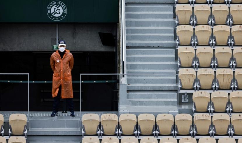 C'est reparti à Roland Garros après 30 minutes d'une interruption dû à la pluie qui risque de ne pas être la dernière de la journée.