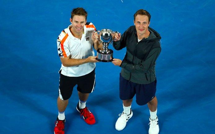 Kontinen et Peers remportent leur premier titre du Grand Chelem en double en battant les frères Bryan 7-5 7-5 sur la Rod Laver Arena.