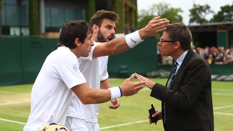 Après s'être vu refuser une pause toilettes, Pablo Cuevas a menacé d'uriner dans une boîte de balles vide lors de son match de double perdu.