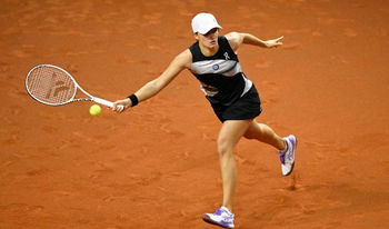 Una Swiatek en dificultades supera a Eala en tres sets