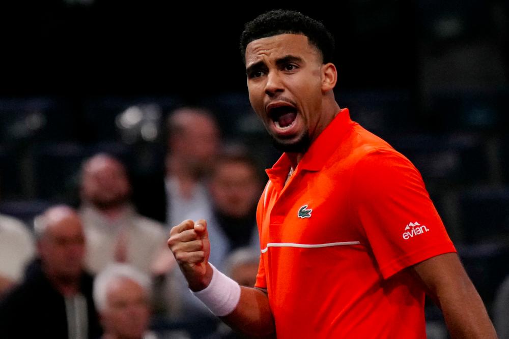 Arthur Fils maltrattato ma robusto contro Cilic per iniziare a Parigi-Bercy!