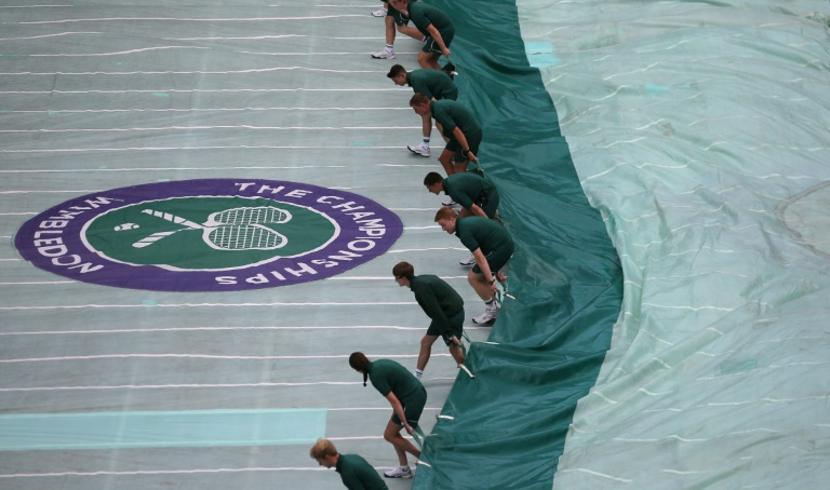 La pluie s'en mêle et on bâche à Wimbledon