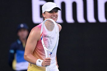 Swiatek crushes Lys to reach Australian Open quarter-finals