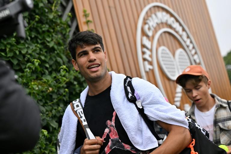 Vídeo - Alcaraz har ankommet Queen’s, mindre enn en uke etter seieren i Roland-Garros