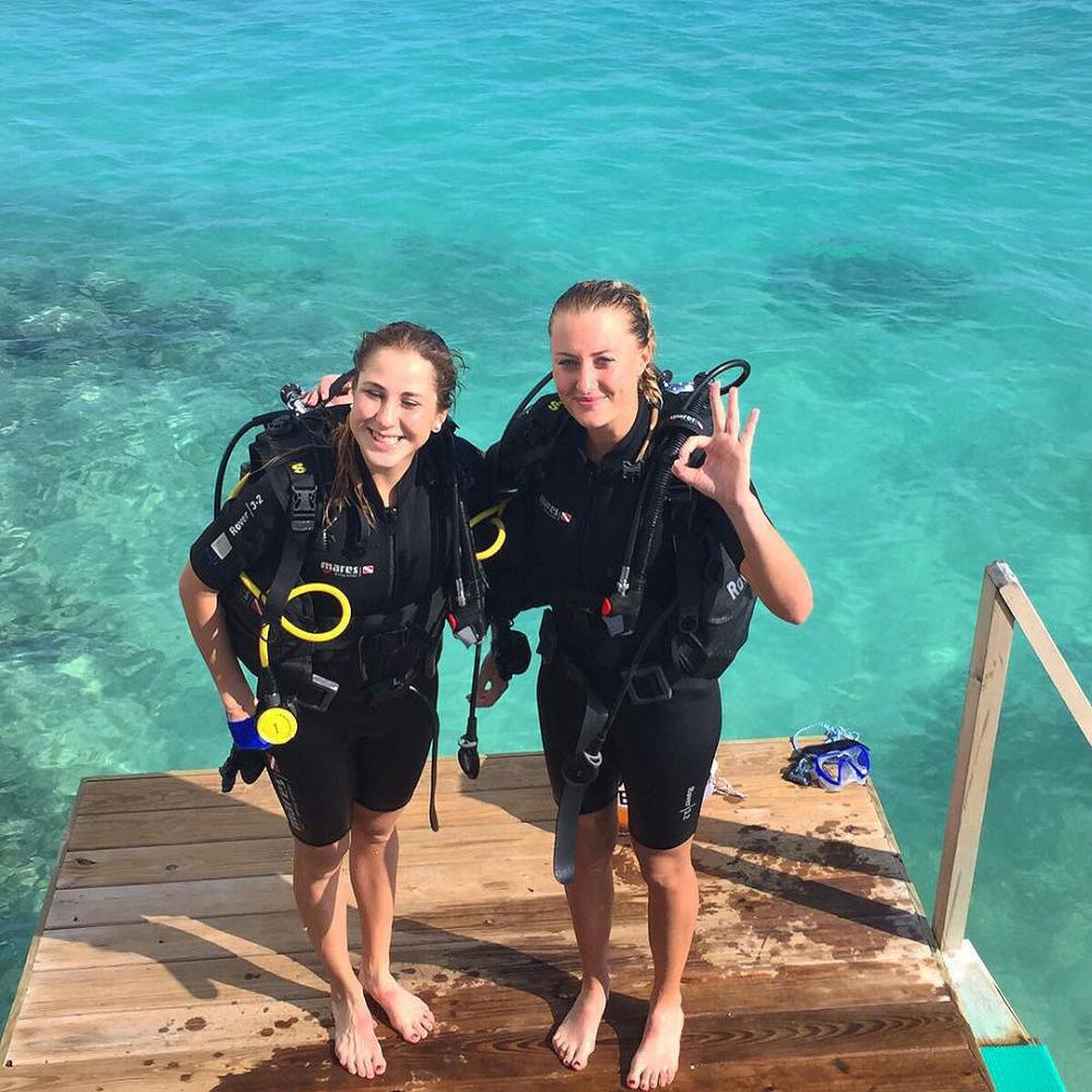 Mladenovic et Bencic en vacances aux Maldives entre meilleures amies! Elles ont, entre autres, fait leur baptême de plongée sous-marine