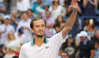 Medvedev : Je vais profiter de Djokovic-Zverev. Je suis qualifié, je vais pouvoir regarder tranquillement. 