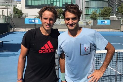 Federer partage un peu ses secrets en filmant une séance d'entrainement auto-commentée avec Lucas Pouille à Dubaï.