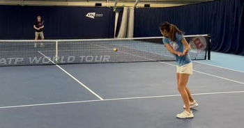 Raducanu de retour à l'entraînement... avec des balles molles. 