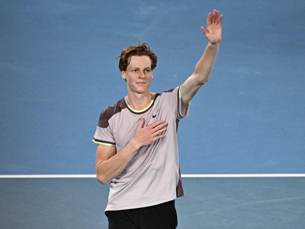 Jannik Sinner, câștigătorul Open-ului din Australia, și-a luat primul său titlu la Rotterdam duminică, demontând apărarea determinată a australianului Alex De Minaur pentru a câștiga 7-5, 6-4 într-un meci de înaltă calitate.