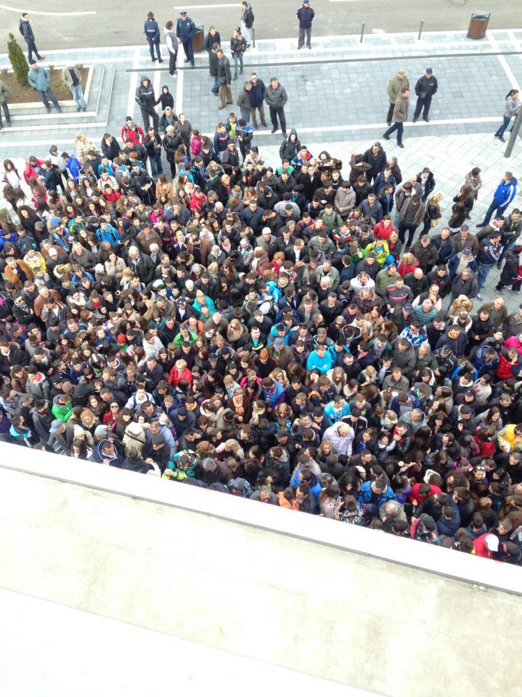 Foule pour voir Djokovic s'entraîner ce matin en vue du 1er tour de Coupe Davis au Sports Centre de Krajlevo à 200 km au sud de Belgrade