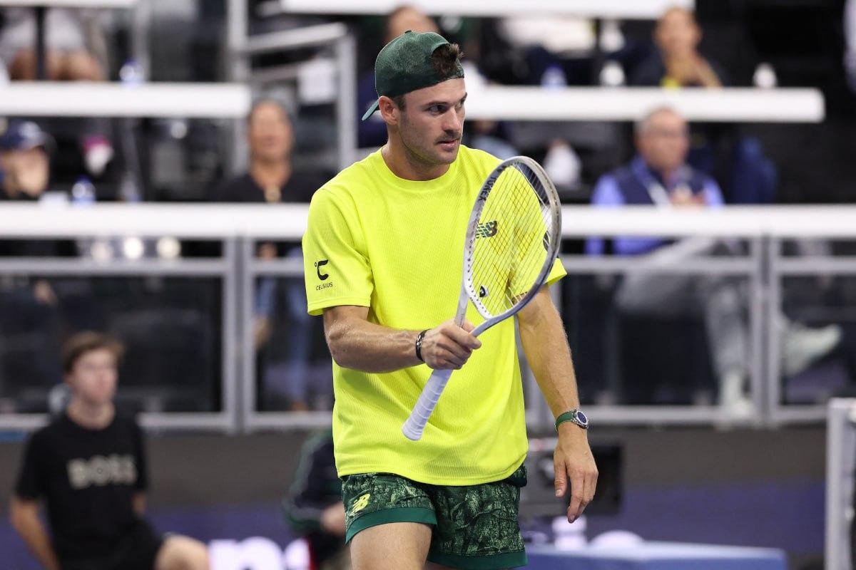 Paul raconte le moment qui lui a fait changer de mentalité : « Quand j’ai vu mes amis travailler dans des bureaux, je me suis dit que le tennis, ce n’était pas si mal »