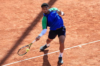 Arthur Fils starts strong in Barcelona and qualifies for the round of 16  