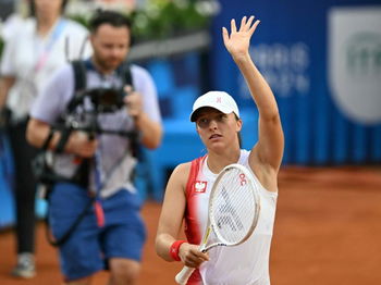 Swiatek consoles herself with bronze and denies Schmiedlova a medal