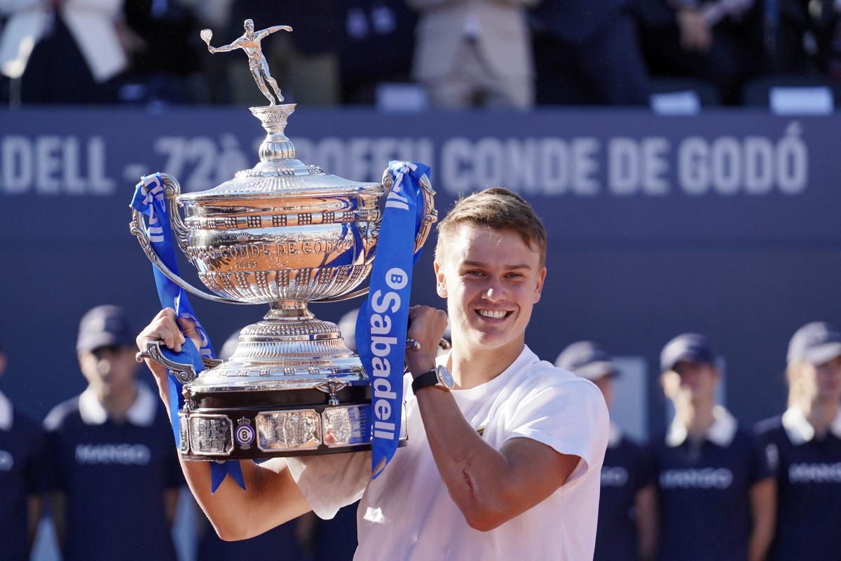 Rune sorprende Alcaraz e vince il torneo di Barcellona