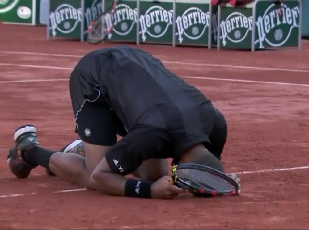 Tsonga à genou sur la terre battue du Chatrier après sa victoire sur Nshikori 