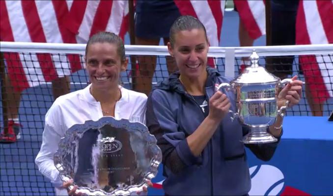 Pennetta et Vinci étaient tout sourire au moment de poser avec leur trophée