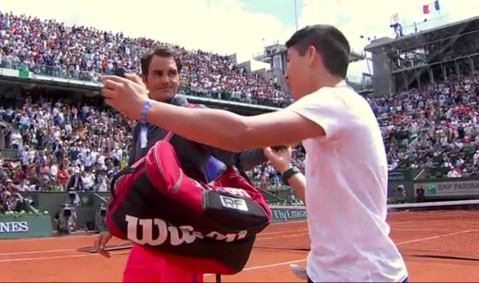 Federer chahuté par un adolescent ayant pénétré sur le court pour faire un selfie avec lui