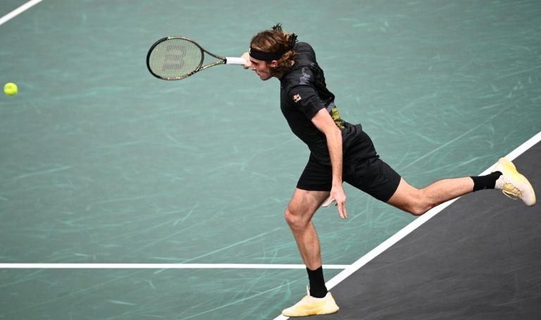 Tsitsipas rejoint Djokovic en demies à Paris