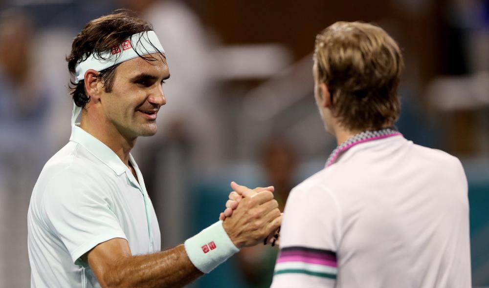 Federer donne la leçon à Shapovalov et rejoint Isner en finale
