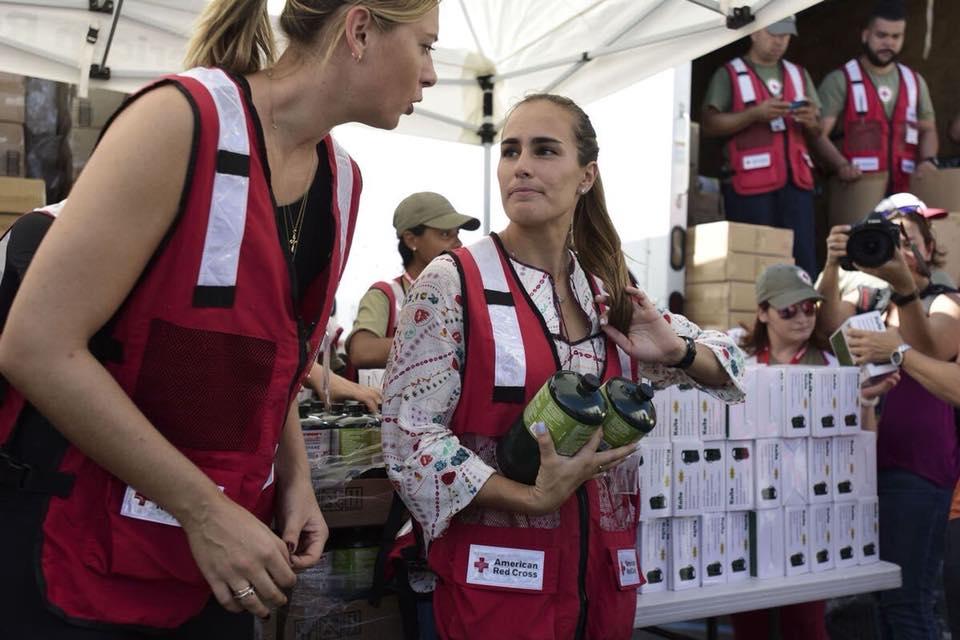 Sharapova et Puig sont actuellement ensemble à Porto Rico dans le but d'aider les victimes de l'ouragan Irma en leur distribuant des vivres