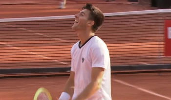 Le coup de patte magique de Llamas Ruiz face à Auger-Aliassime à Lyon.