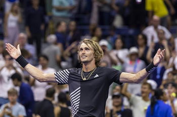 Zverev comes from behind to lift the trophy in Chengdu!