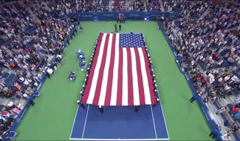 La cérémonie d'avant-finale vient d'avoir lieu et le drapeau vient d'être déployé sur le court