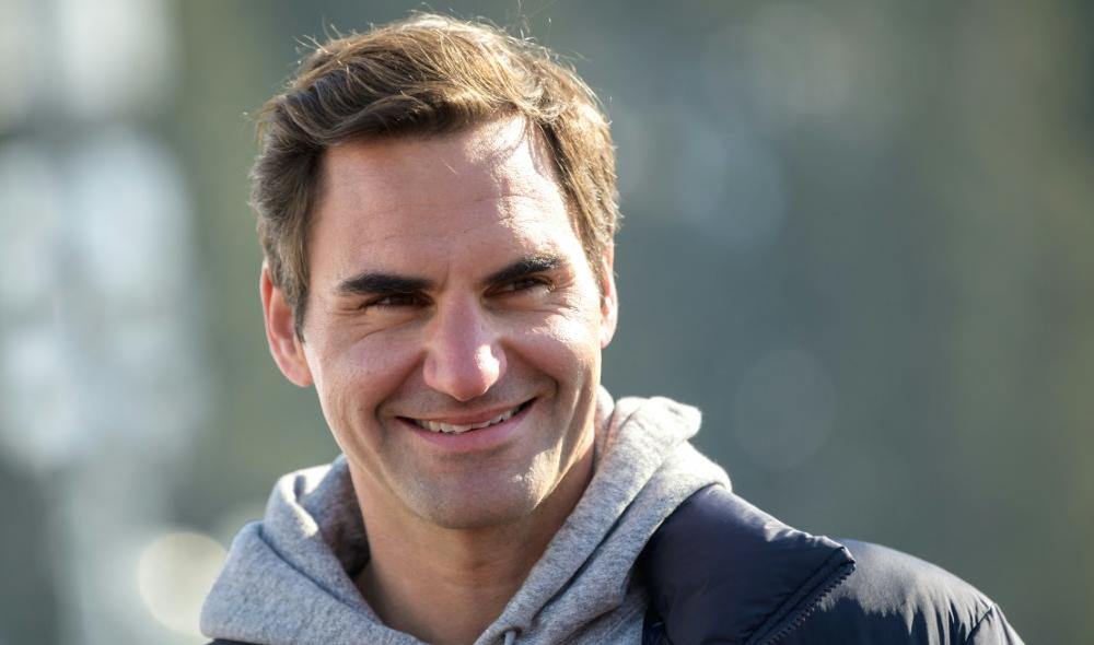 Video - Passing through Paris, Federer hits the ball on clay 