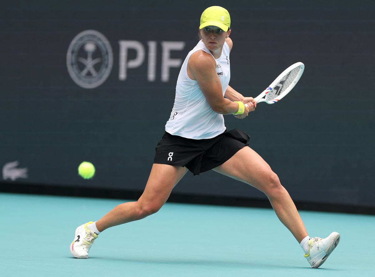 Swiatek overcomes Mertens to join Svitolina in the round of 16
