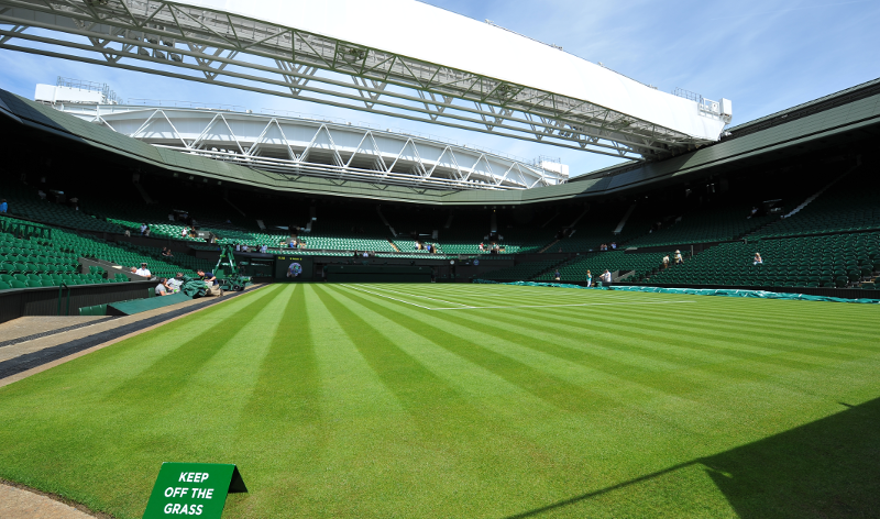 Le gazon de Wimbledon c'est 32 jardiniers dont 16 permanents pour 8 mm de hauteur sur 18 courts dont la pelouse est changée chaque année