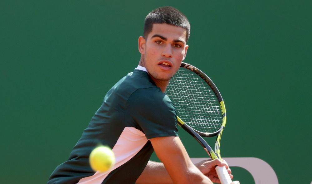 Alcaraz sauve 2 balles de match consécutives face à De Minaur