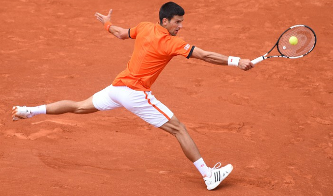 Djokovic était sur le Chatrier vers 12h30 pour s'échauffer face au gaucher français Nicolas Devilder, ancien 197ème joueur mondial.