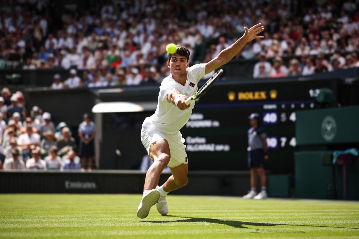 Vidéo - La superbe défense d’Alcaraz pour prendre le premier set contre Sinner à Wimbledon