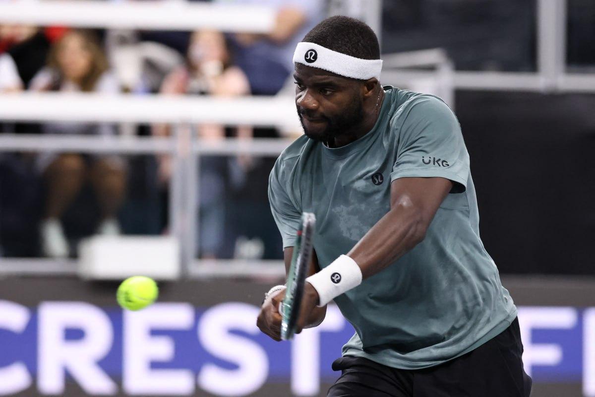 Video - Toen Tiafoe zijn rackets in de kleedkamer vergat