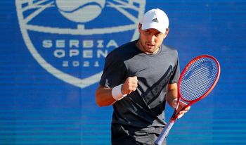 Karatsev sort Djokovic à Belgrade 