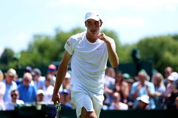 733e mondial, Tarvet se qualifie pour le deuxième tour de Wimbledon