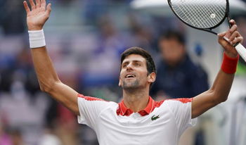 Djokovic ne laisse que 3 petits jeux en tout juste une heure à Zverev pour rallier la finale à Shanghai