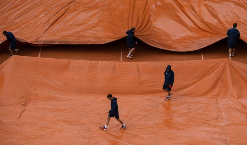 Pas de reprise des matchs avant 18h00 (locales) à Roland Garros où Federer-Wawrinka et Nadal-Nishikori ont été interrompus par la pluie.