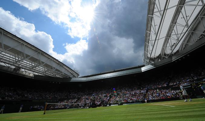 On débâche le Centre Court à Wimbledon 