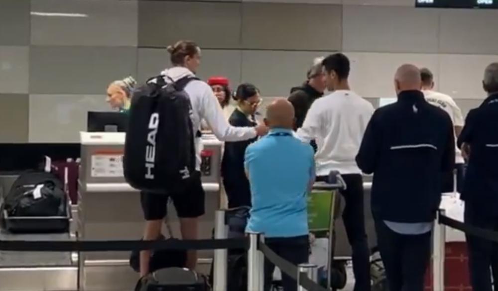 Djokovic et Zverev se retrouvent... à l'aéroport.