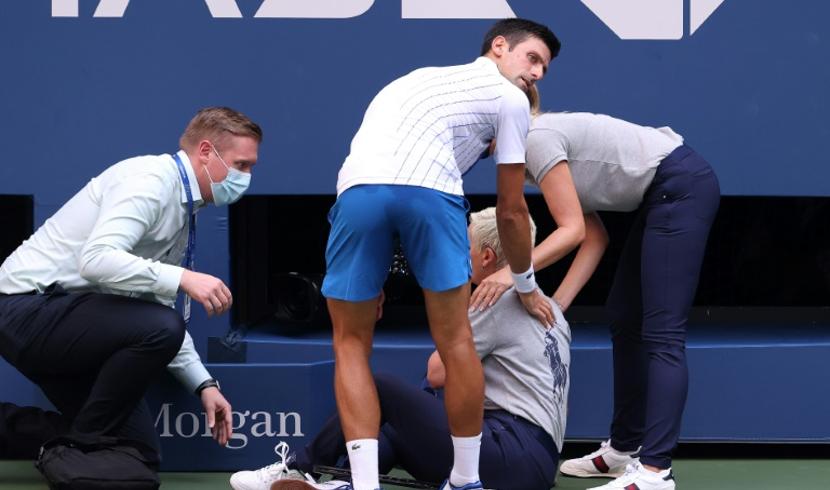 Novak Djokovic descalificado del US Open! El Serbio golpeó a un juez de línea en la garganta con una pelota tras conceder un break
