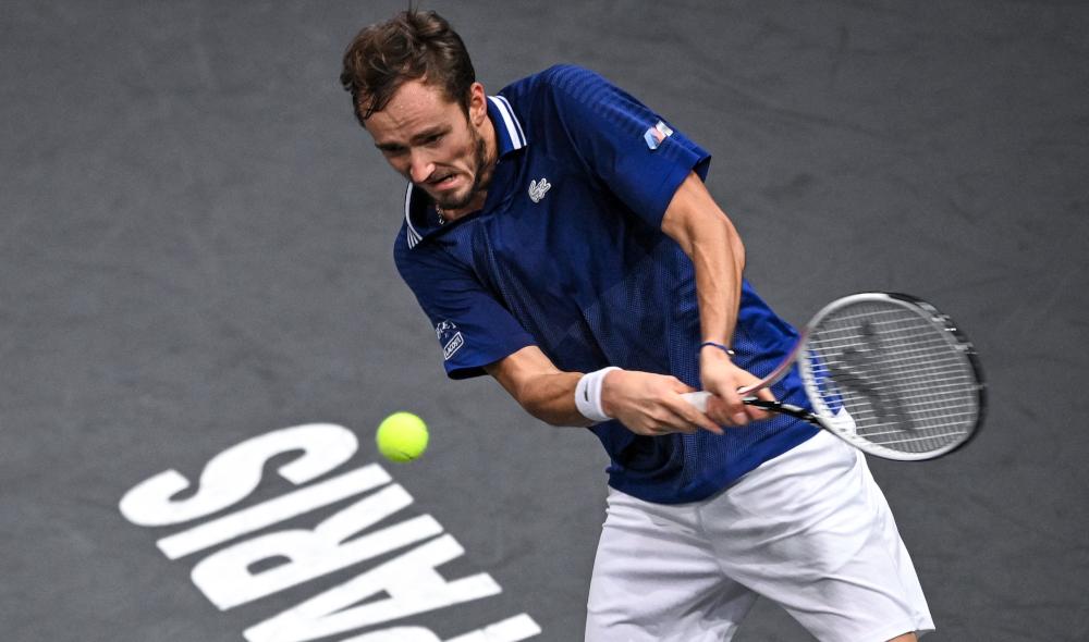 Medvedev remporte le 1er set face à Djokovic à Bercy 